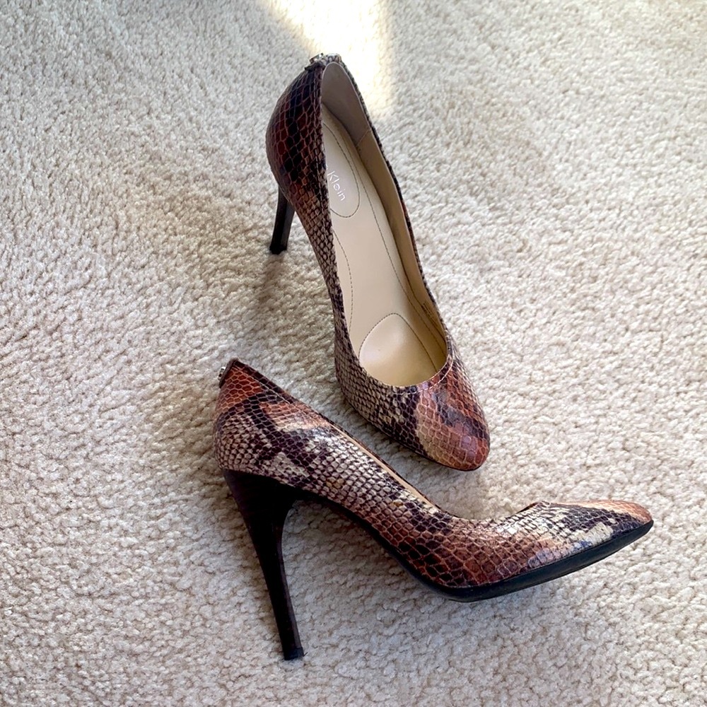 Calvin Klein size 7 Whinnie snake skin pumps